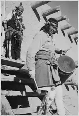Indian_descending_wooden_stairs_with_drum indin descending stairs