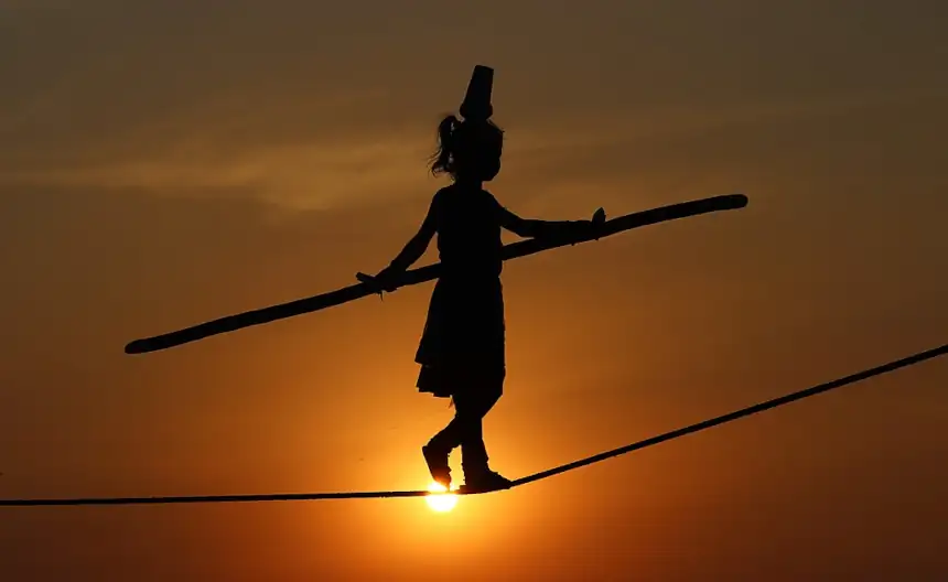 sicurezza, tighrope girl performing