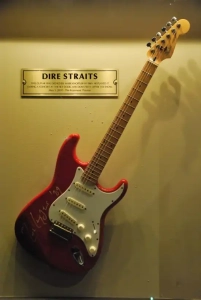 Dire_Straits'_Guitar_@_blues_bar,_Chicago