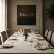 Immagine simbolica della Tabella B nella revisione prezzi: tavola apparecchiata con posti non ancora occupati - avvocato di cantiere
